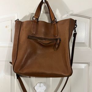 Mission Mercantile Ellington Leather Market Tote with outside zipper pocket.